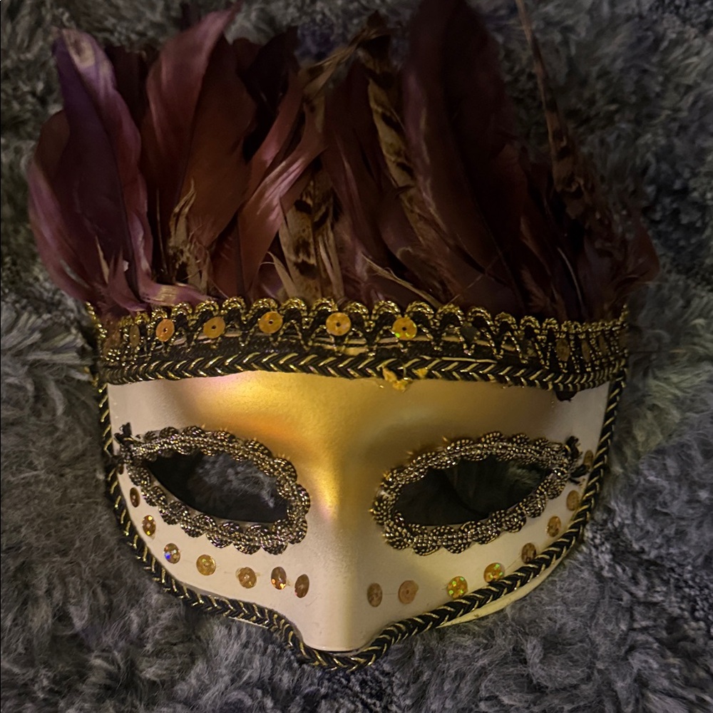 Elegant Feathered Masquerade Mask